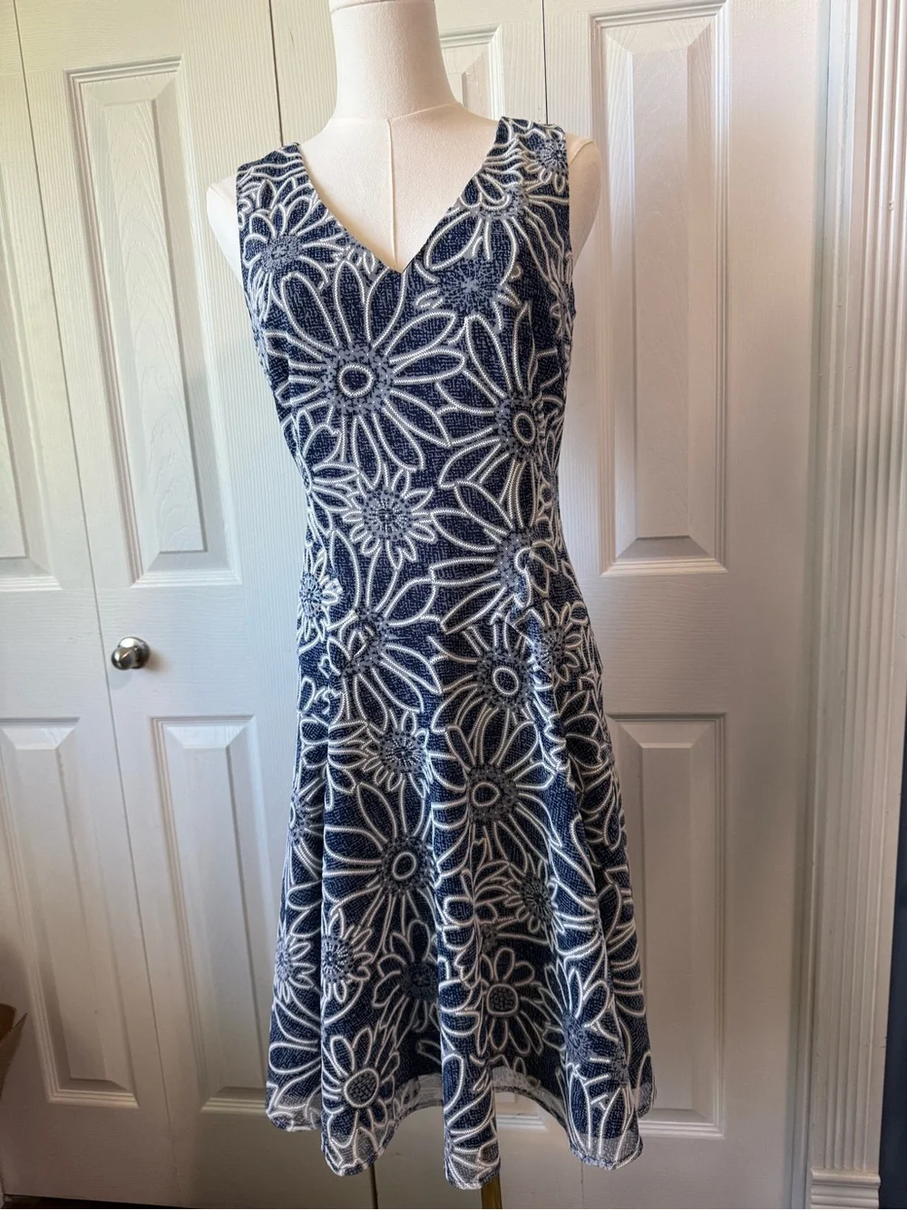 Tommy Hilfiger Floral Fit & Flare Dress Size 4 Navy White Sleeveless V-Neck - Picture 2 of 9